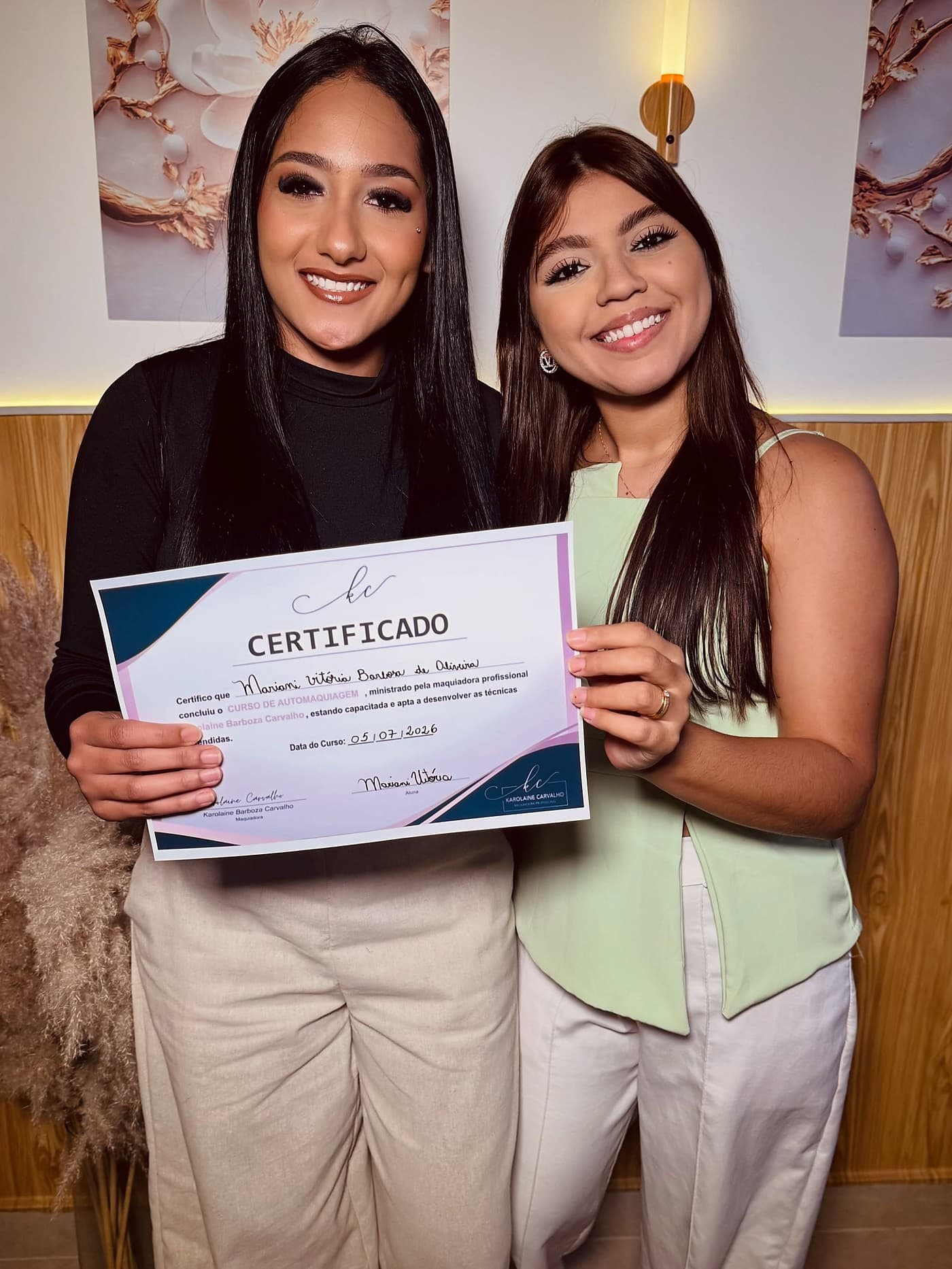 Karol entregando o certificado do curso para uma aluna