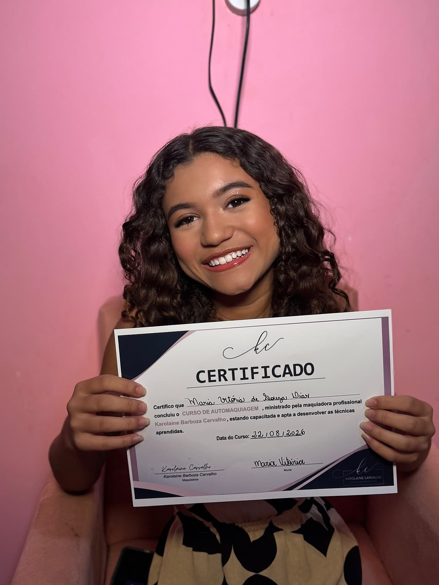 Aluna com o certificado do curso