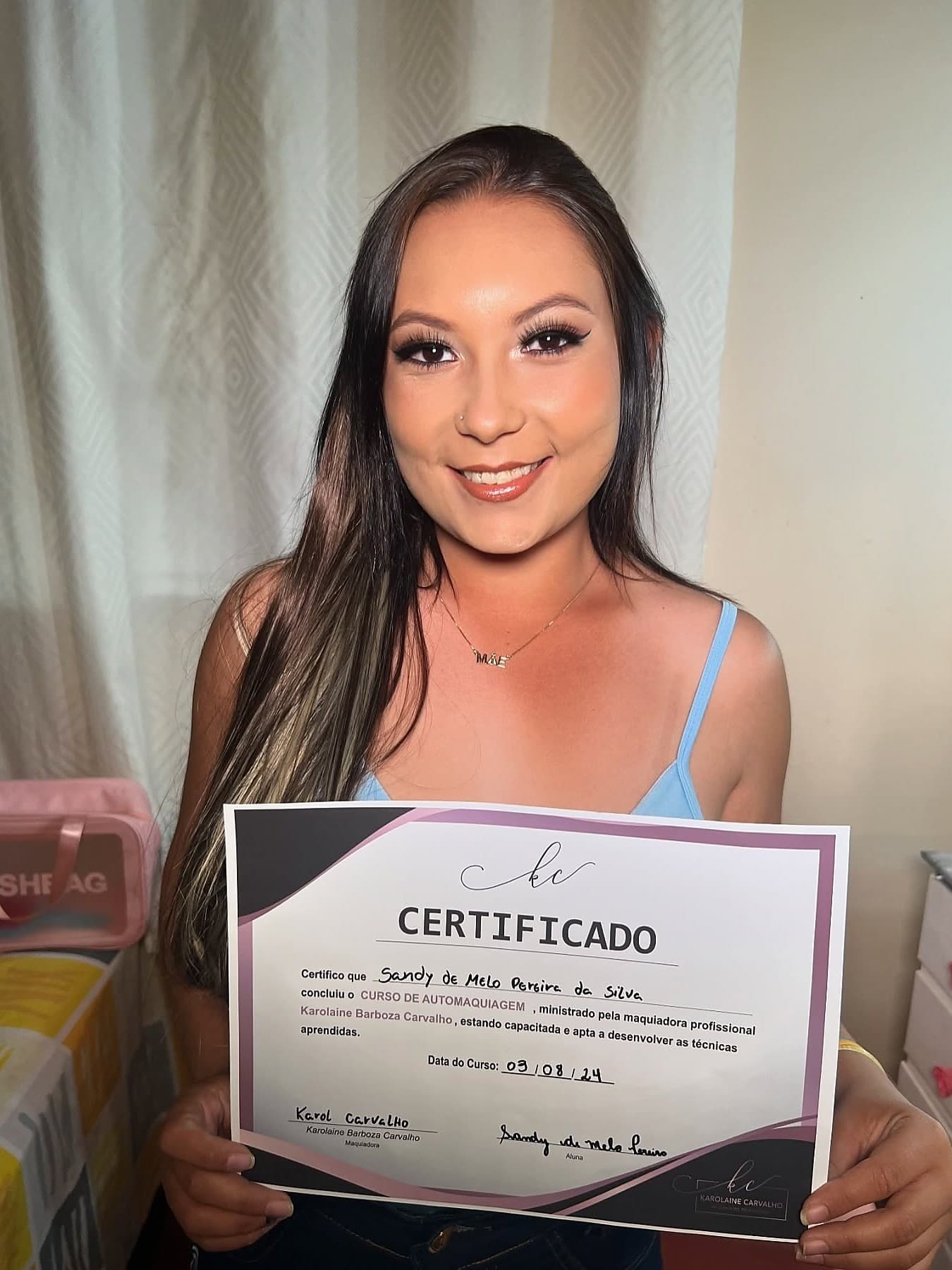 Aluna com o certificado do curso