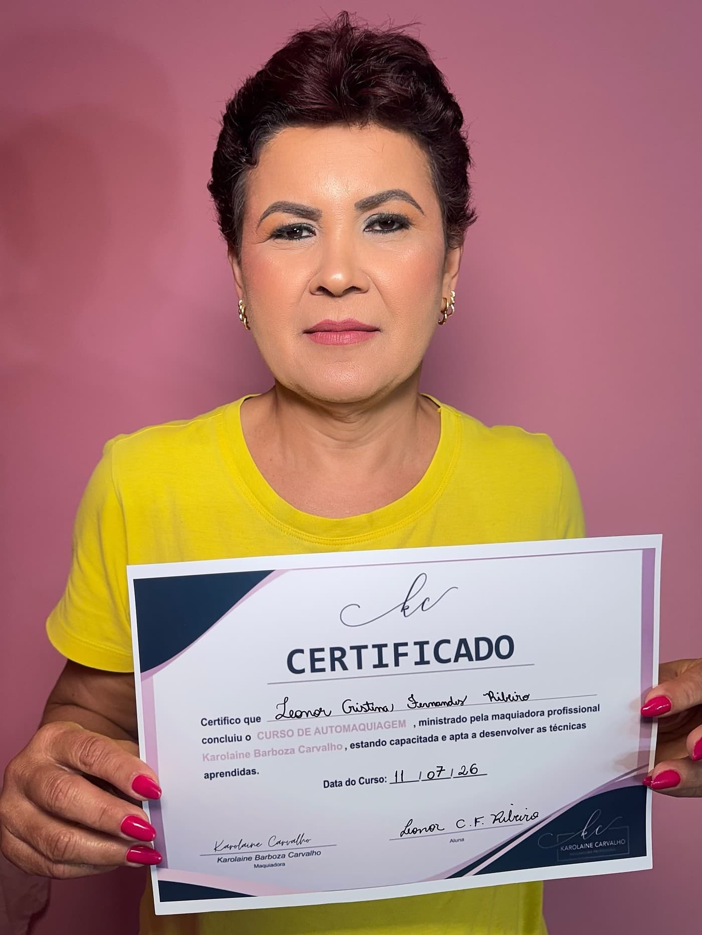 Aluna com o certificado do curso