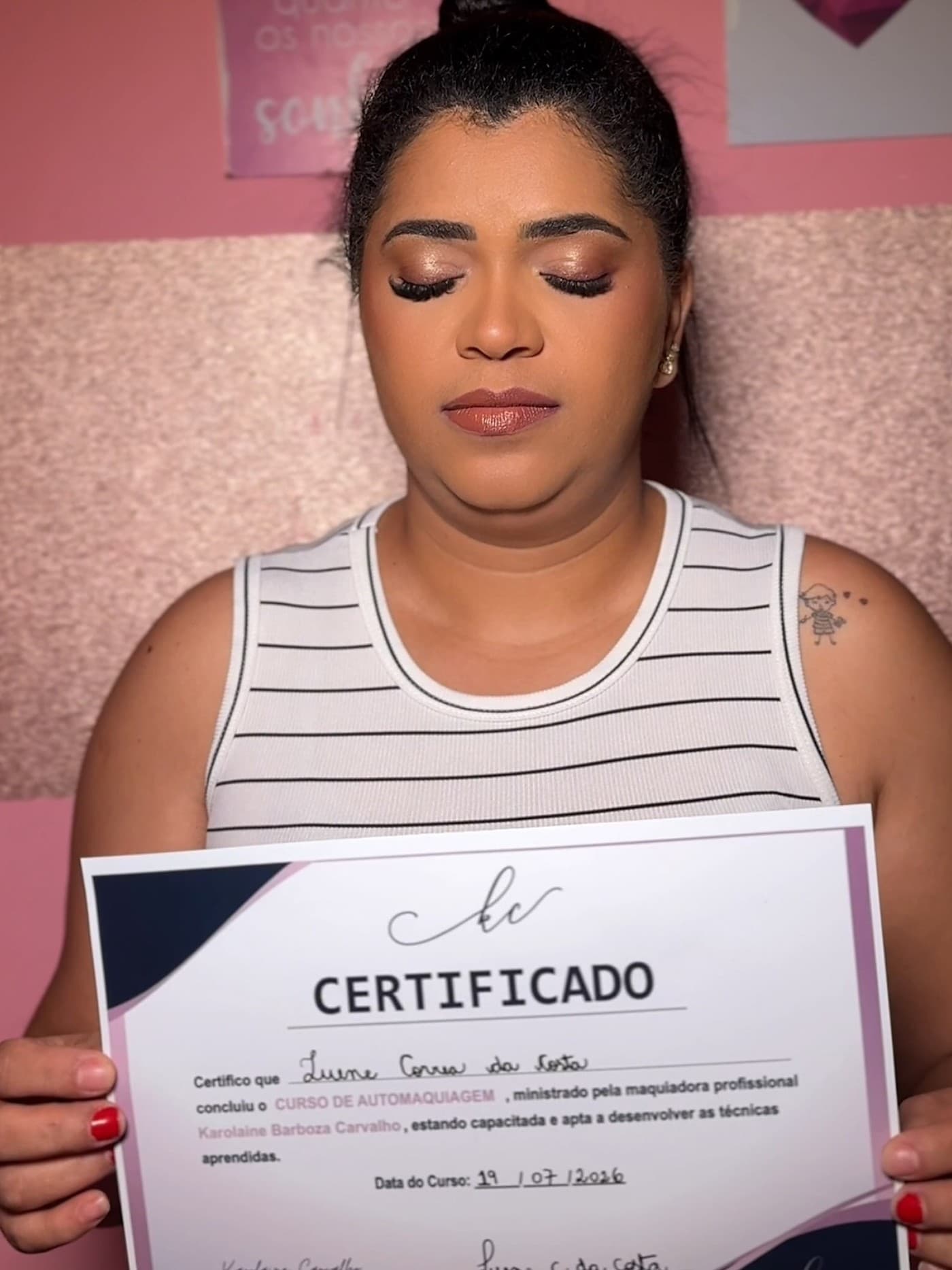Aluna com o certificado do curso