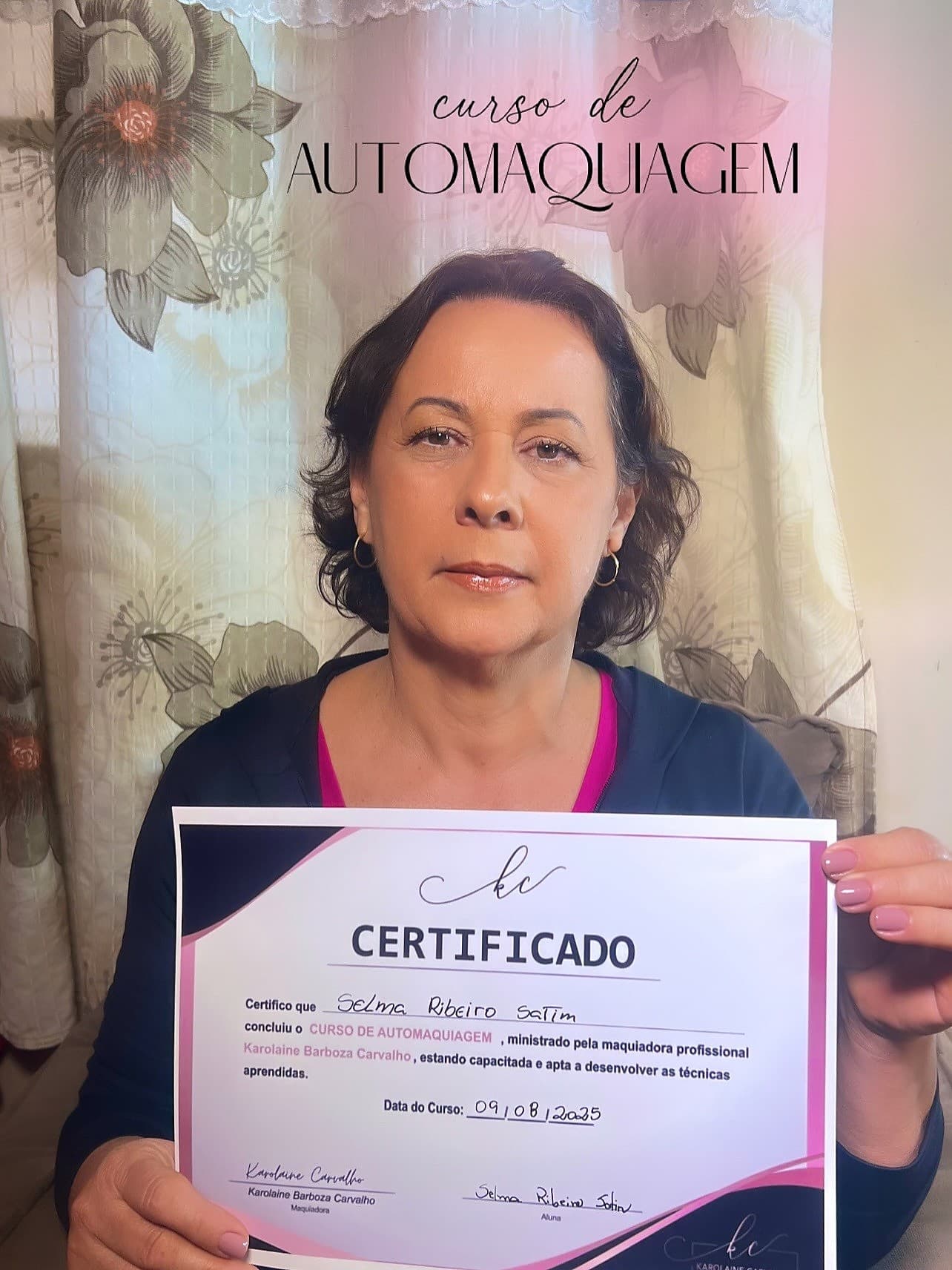 Aluna com o certificado do curso